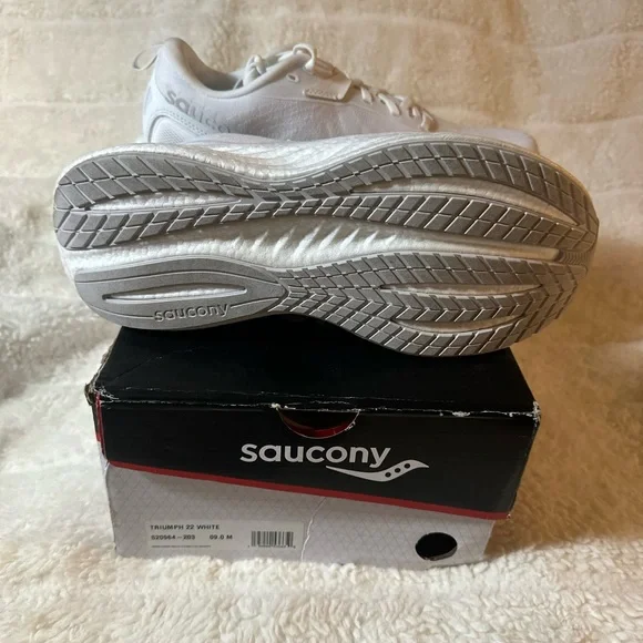 Saucony Men's Triumph 22 Sneaker, White Size 9